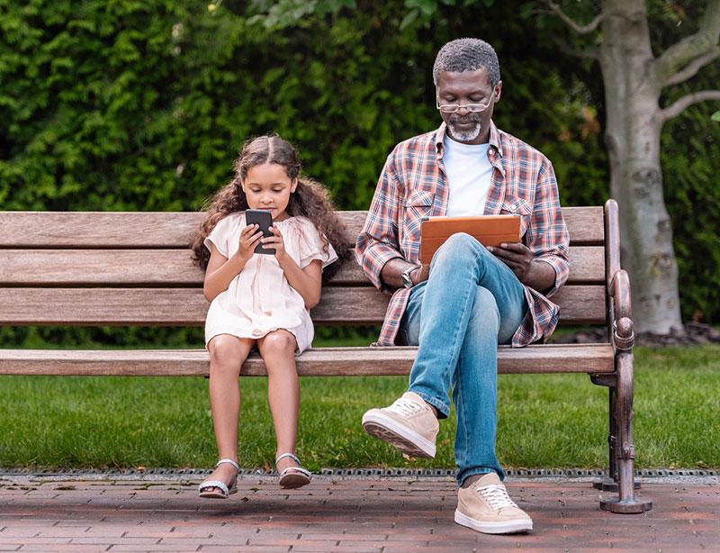 gr和father 和 child looking at mobile devices