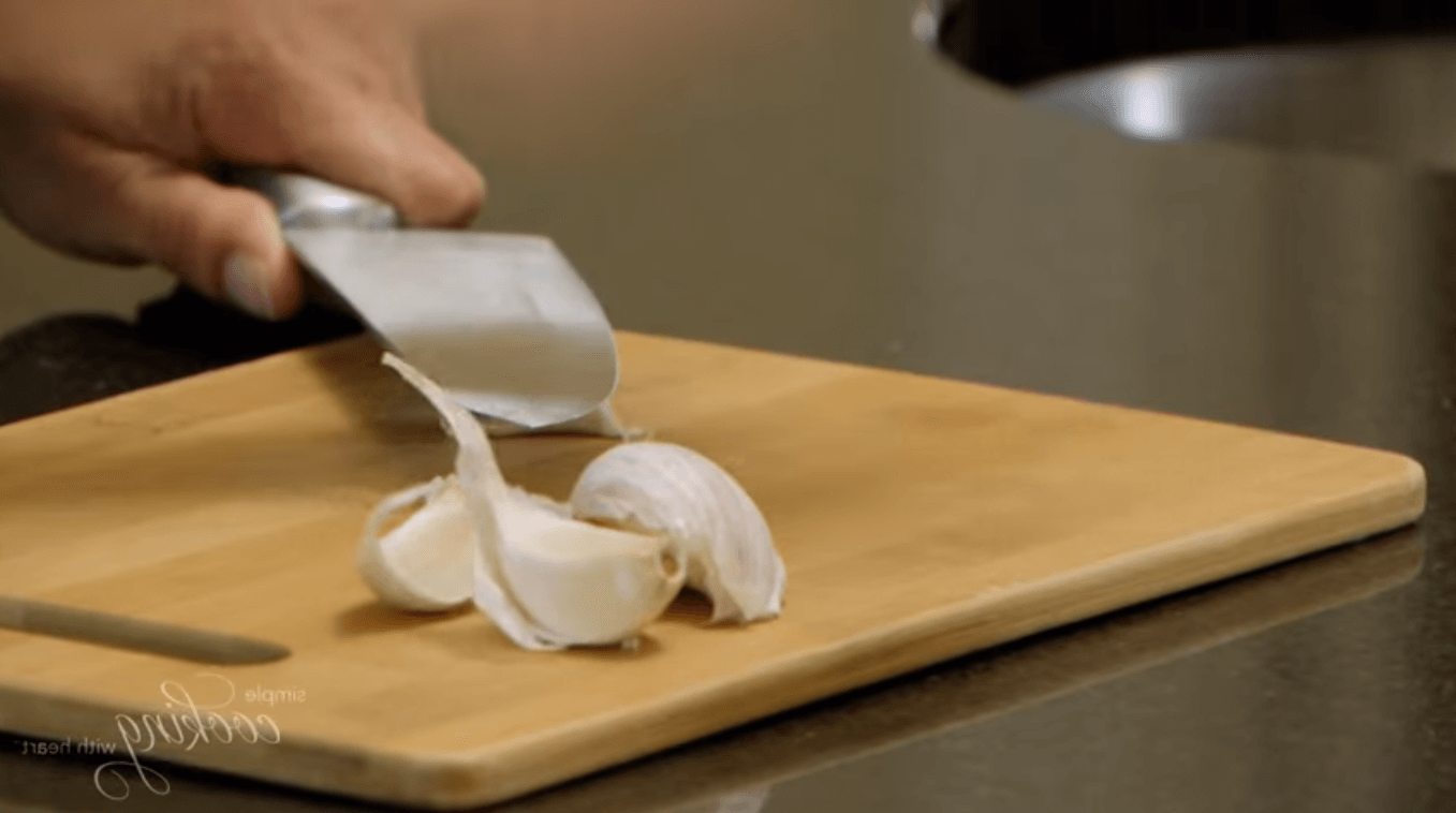 Chopping or Mincing Garlic