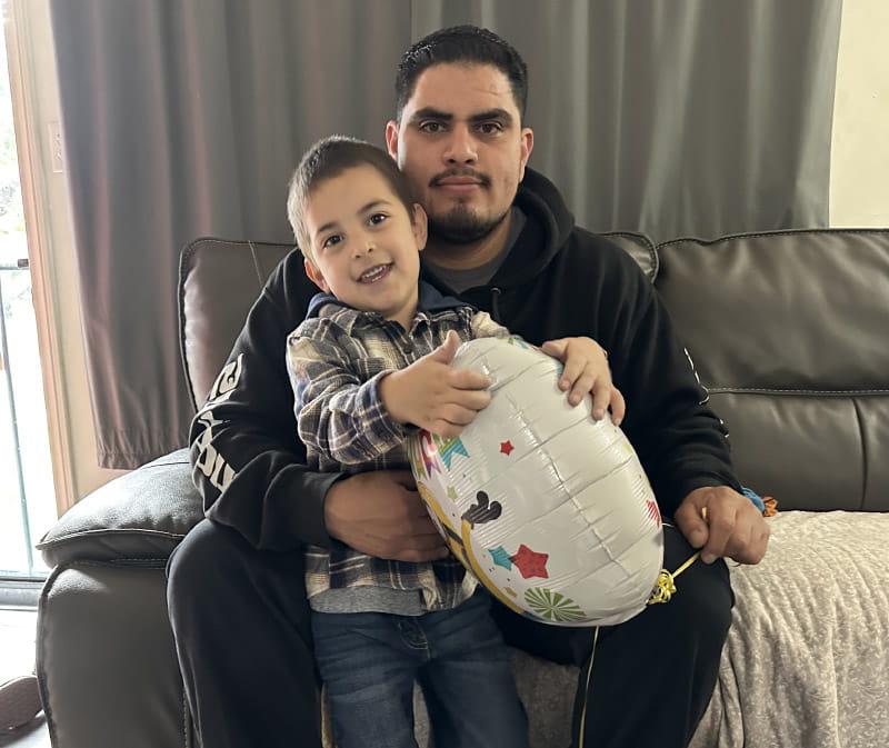 Elías Soto y su papá, Rafael. Pruebas médicas revelaron que Rafael tenía miocardiopatía hipertrófica grave y se beneficiaría de un desfibrilador automático implantable. (Foto cortesía de Cecilia Galeana)