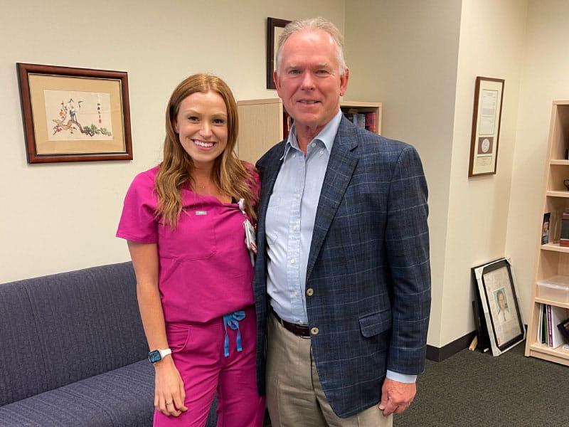 Sarah Hernández, enfermera y sobreviviente de un defecto cardíaco congénito, con el Dr. Vaughn Starnes. (Foto cortesía de Sarah Hernández)